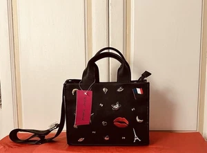 Betsey Johnson SCHWARZ + PARIS GEPRÄGTER CHARM BEUTELTASCHE QUADRATISCH SCHULTERTASCHE XONORA NEU MIT ETIKETT - Bild 1 von 5