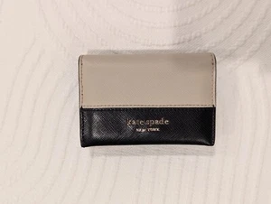 Authentische Kate Spade hellbraun beige geprägtes Leder Mini kompakte Doppelfaltung Geldbörse - Bild 1 von 6