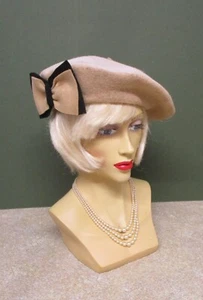 BEIGE BERET HAT WITH BEIGE & BLACK BOW DECORATION 1940S STYLE - Picture 1 of 4