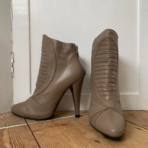 Botas Versace Cuero Tacón Alto Beige Masilla 38 - Imagen 1 de 12