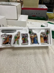 DEPT 56 HERE WE COME A-WASSAILING 58410 DICKENS VILLAGE CHRISTMAS FLAW - Picture 1 of 8