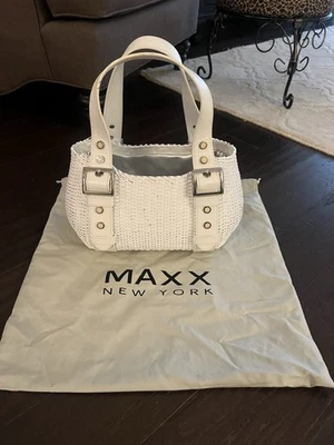 NUEVO CON ETIQUETAS Y Bolso para el Polvo Maxx New York Bolso de Mano de Cuero Tejido Blanco con Acentos de Metal Foto 1 de 4