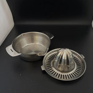 Exprimidor de cítricos de acero inoxidable con asas cocina abierta Williams-Sonoma de 6,5" - Imagen 1 de 5