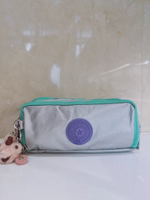 Nuevo con etiquetas Estuche para lápices Kipling Gitroy Estuche de cosméticos Plata púrpura verde Mono Dije Foto 1 de 4