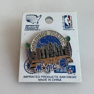 VTG ORLANDO MAGIC 1995 NBA Basketball Logo Skyline Lapel Pin New On Card NOS - Picture 1 of 3