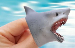 1 BABY Shark FINGER PUPPET Soft Stretchy Rubber Song Jaws Cake Topper - Afbeelding 1 van 2