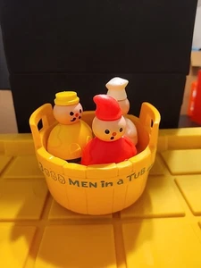 DE COLECCIÓN AÑOS 70 FISHER PRICE 3 HOMBRES EN UNA BAÑERA CARNICERO PANADERO CANDELABRO FABRICANTE JUGUETE - Imagen 1 de 5