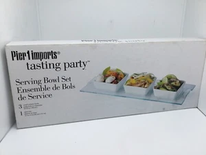 NEU Pier 1 Imports Verkostung Party Servierschüssel Set - 3 weiße Schüsseln auf Glas Tablett - Bild 1 von 1