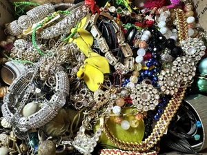 LOT OF UNSORTED SCRAP/JUNK JEWELRY, 9 Lbs 14 OZ. - Picture 1 of 6