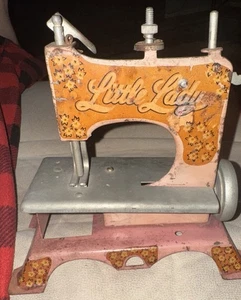 Vintage 1940s Little Lady Pink Metal Sewing Machine Hand Crank Childs Toy HTF - Picture 1 of 6