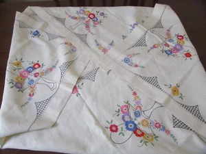 GORGEOUS HAND EMBROIDERED BASKETS OF FLOWERS & LATTICE LINEN TABLECLOTH - Picture 1 of 11