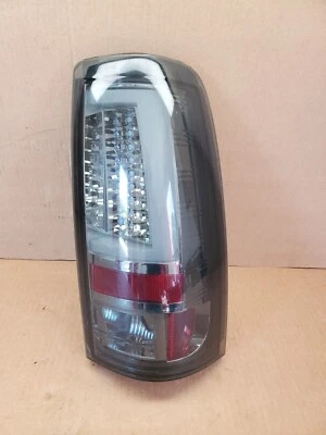 03-07 GMC Sierra RH PASSENGER TAIL LIGHT ASSEMBLY - CUSTOM AFTERMARKET Foto 1 de 4