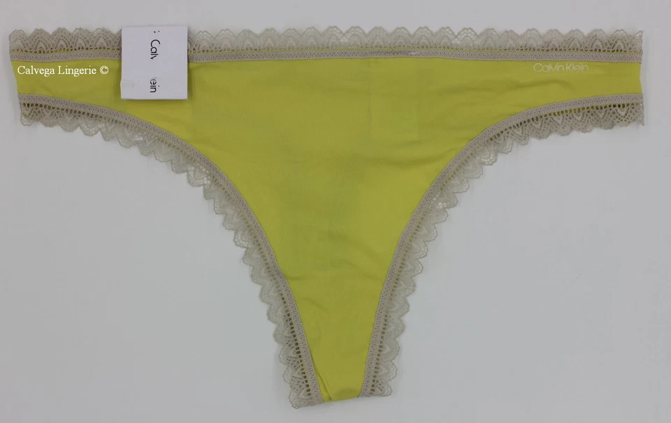 Nuevo con etiquetas Tanga de nailon Calvin Klein QD3705 "Coqueta" con ribete de encaje, encaje amarillo/gris (740) Foto 1 de 4