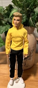 Ken Barbie Puppe geformte hellbraune Haare gelb Hoodie schwarze Jogginghose B31 - Bild 1 von 3