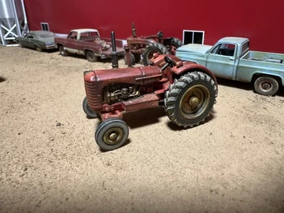 Tractor Massey Harris 55 Wheatland personalizado desgastado Ertl 1/64 para dioramas Foto 1 de 4