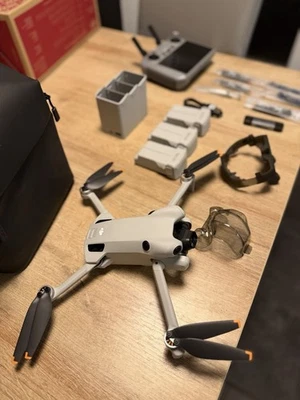 DJI Mini 4 Pro Flymore Combo RC2 & SD card & SD Card Reader Fly More Kit - Image 1 of 4