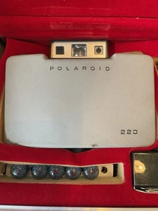 Vintage Polaroid Land Camera Model 220 mit Tasche, Blitzwürfel, Selbstauslöser - ungetestet - Bild 1 von 11