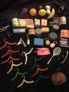 Großes Konvolut Vintage Babydoll/Barbie, Küchenartikel, Geldbörsen, Kleiderbügel, Mütze usw. - Bild 1 von 7