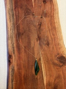 Vintage natürliche grüne Jade Anhänger Halskette mit 10K Gold Kette abstrakt organisch - Bild 1 von 4