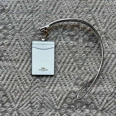 Cordão novo sem etiquetas Coach 57311 couro granulado giz branco crachá de identificação - Imagem 1 de 3