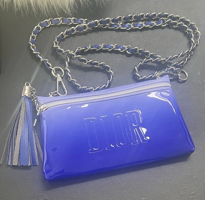 Cartera reciclada Dior Beauty Pouch con correa de cadena y borla Foto 1 de 4