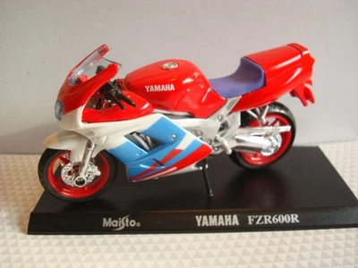 YAMAHA FZR 600 R rot weiss blau    1:18 MAISTO Bliesterverpackung - Bild 1 von 2