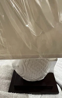 Lámpara de mesa de cerámica blanca para peces sobre base de madera decoración de casa de playa náutica costera Foto 1 de 4