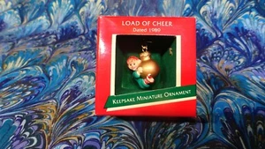 1989 Hallmark Miniatur Weihnachtsschmuck LOAD OF CHEER ELF NEU IM KARTON UNGEÖFFNET - Bild 1 von 3
