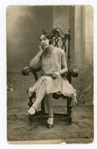 CARTE PHOTO vers 1920, une femme robe légère assise dans un fauteuil massif - Imagen 1 de 2