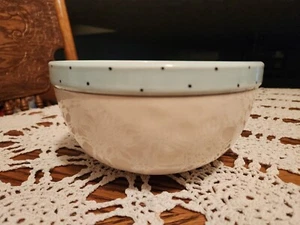 RAE DUNN RÜHRSCHÜSSEL. BLAUER GEPUNKTETER RAND, BEDRUCKT MIT PRISE. - Bild 1 von 5