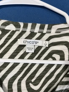 T-shirt Chico’s Geo Tuck Detail taglia 1 U.S. Med bianco/verde scollo a V - Foto 1 di 7