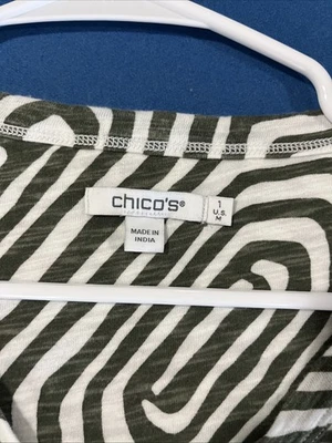 Chico’s Geo Tuck Detail Tee Size 1 U.S. Med White / Green V-Neck - Image 1 of 4