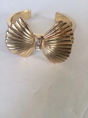 Pulsera Lilly Pulitzer Esmalte Rosa con Arco Acanalado de Metal Dorado Foto 1 de 3