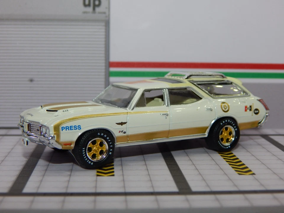 Oldsmobile Vista Cruiser 1972 Hurst Press Pace Indy 500 1/64 réplica diorama Foto 1 de 4