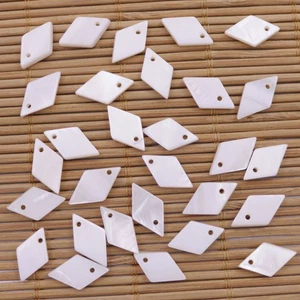 50 PEZZI Ciondoli Charm Madreperla Bianco Naturale Conchiglia Rombo 8mmx14mm - Foto 1 di 12