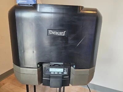 IMPRESORA DE TARJETAS DE IDENTIFICACIÓN MULTI-HOPPER DATACARD CD820 PX30 CON LLAVES, TARJETA DE PRUEBA Y ADAPTADOR DE AIRE ACONDICIONADO Foto 1 de 4