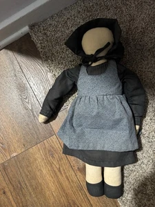 Traditionelle 20" Stoff Amish Puppe, gesichtsloses Mädchen; blaugraues Kleid, schwarze Haube - Bild 1 von 9