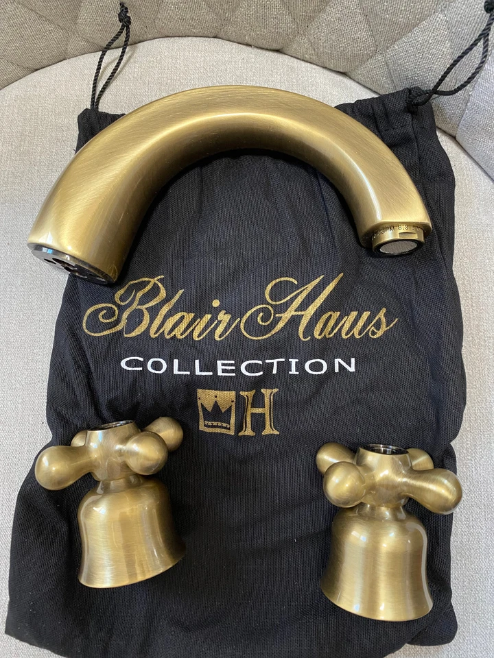 Whitehaus 600156 Manijas Mckinley y Grifo de Lavabo de 3 Agujeros 514161-Latón Antiguo  Foto 1 de 4