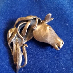 De colección Joyería Pin Colgante Plata Esterlina Firmado Cabeza de Caballo 3D Melena Fluida  - Imagen 1 de 8