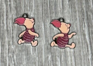 2 Ferkel Charm Anhänger 0,75 Zoll Disney Emaille (1) - Bild 1 von 2