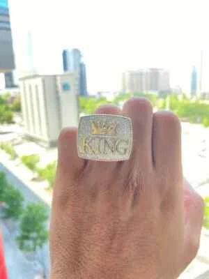 Anillo de moissanita real KING SELF de corte redondo de 3 quilates enchapado en oro amarillo blanco de 14 k para hombre Foto 1 de 4