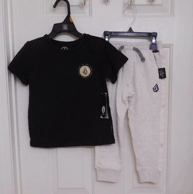 Novo com etiquetas 2 peças Volcom preto fiel a esta camisa e conjunto de joggers bege tamanho 3t ou 4t - Imagem 1 de 2