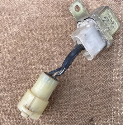 1984-1989 Toyota 4Runner Pickup 22RE 4CYL 3VZ-E V6 Starter Relay 28300-35010 - Image 1 of 4
