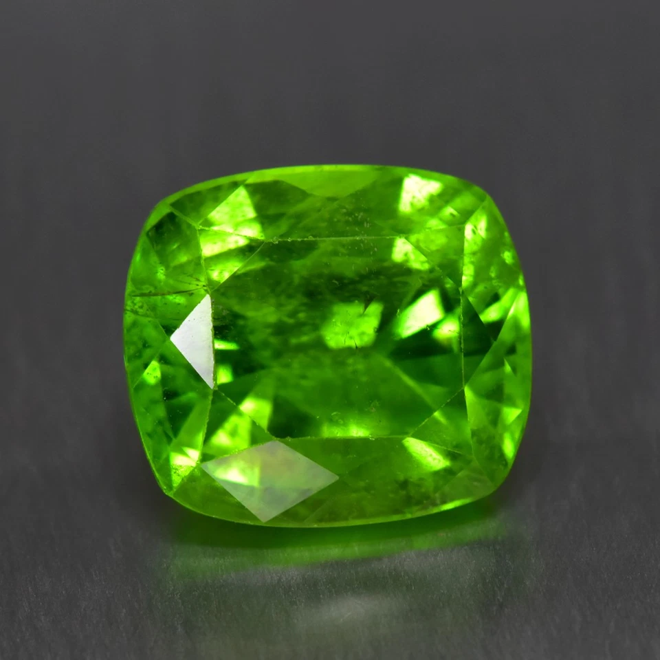 Cojín 6,80 quilates_Tremendo peridoto verde transparente sin calefacción _Pakistán Foto 1 de 1