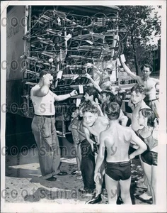 1947 Jungen schauen sich LKW-Ladung Schlitten im Sommer in Chicago Pressefoto an - Bild 1 von 2