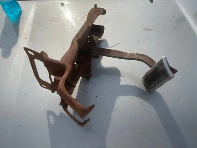  1970 - 71 庞蒂亚克莱曼自动刹车踏板和支架 — 第 1/4 张图片