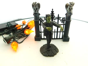Hawthorne Village Universal Studios "FRANKENSTEIN" W/Gate & Flame Lights - Imagen 1 de 17