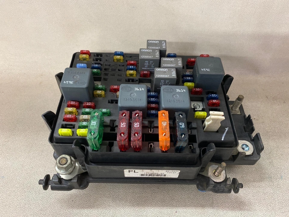 2002 Chevrolet Silverado 2500 Engine Fuse Box OEM 15328806-05 6.0L - Image 1 of 4