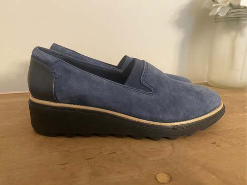 Mocassino Clarks taglia 6 nuovo con etichette Sharon Dolly platform blu navy scamosciato