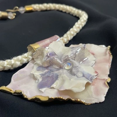 Collar colgante vintage hecho a mano Amy Lacombe detalles de oro de 24 k arcilla arte cerámico Foto 1 de 4